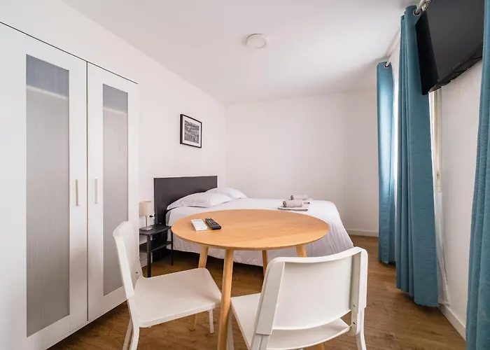 High Five - Calme Sur Les Ramblas Aparthotel 3*
